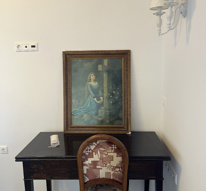 Art Hotel Naxos Old Town -room table